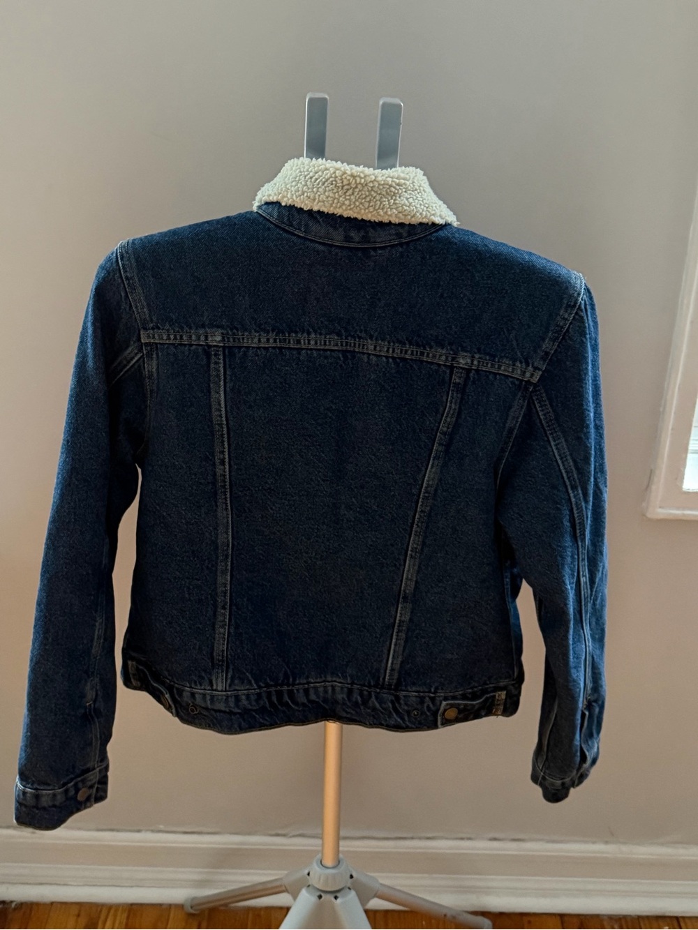 Levi’s Men’s Sherpa-Lined Denim Trucker Jacket – Size M - Picture 10 of 13